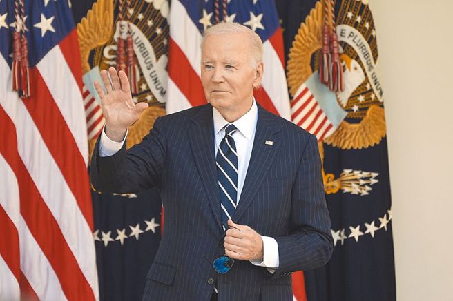 美國總統拜登，7日上午在白宮玫瑰園發表簡短談話。（美聯社）