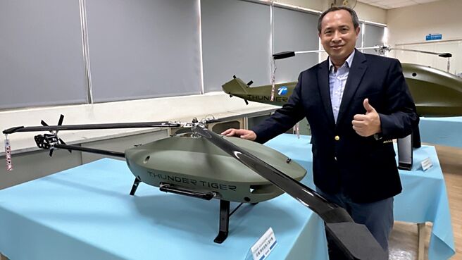 無人機內、外銷商機齊發酵，台灣明年無人機出貨量將飆高。圖為雷虎科技董事長陳冠如親自介紹無人機產品。圖／本報資料照片