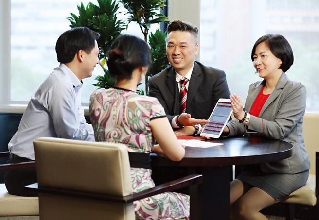 上有老、下有小的「三明治族群」，在保險規劃上，要先建置自己完整的健康醫療防護網。圖／本報資料照片