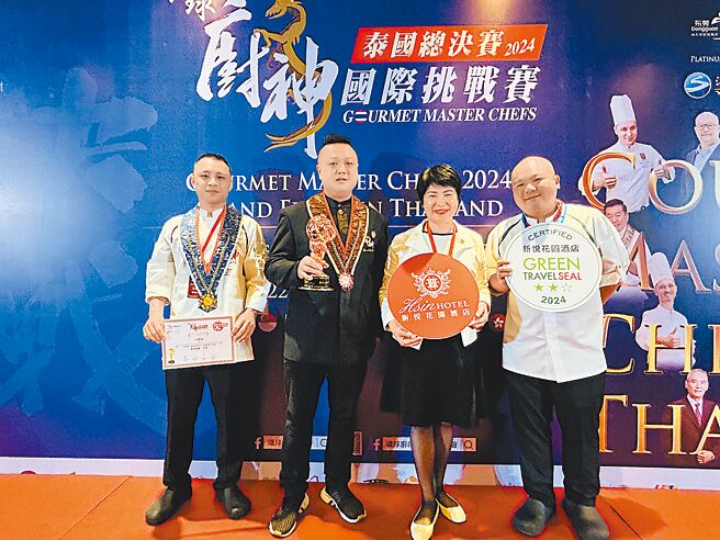 新悦花园酒店执行董事刘映雪（左三）带领颐粤轩厨师团队前往参加2024环球厨神国际挑战赛，团队三人各拿下一项大奖，成为全球获奖最多的饭店。图／新悦花园酒店提供