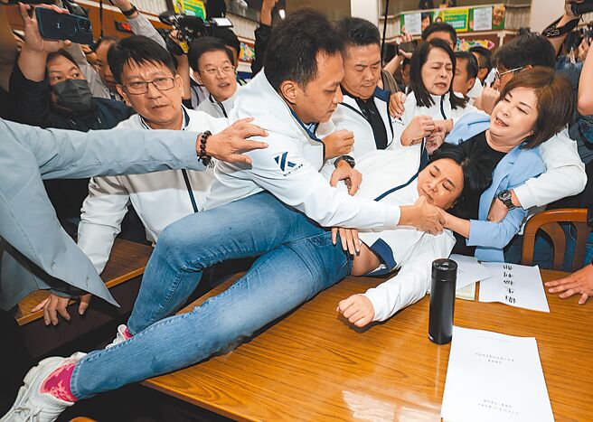 立法院近日修正《财政收支划分法》，民进党激烈杯葛。图为6日法案送出财委会，引爆严重衝突。（本报资料照片）