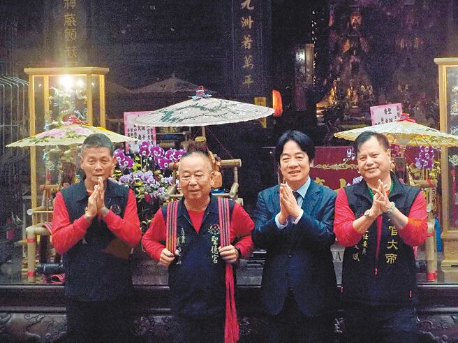 赖清德总统（右二）9日出席新北市金山圣德宫举办的文化传承活动。（张铠乙摄）