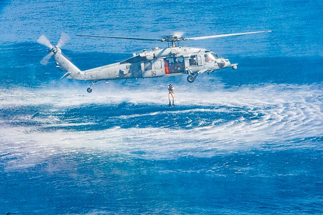 國策研究院資深顧問羅致政表示，川普既然拋出保護費說法，那就來談，台灣開清單，看美國賣不賣。圖為MH-60R反潛直升機。（摘自美國海軍官網）