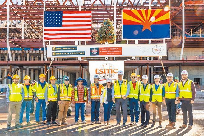 美媒爆台积电12月6日要举行亚利桑那州（AZ）首座晶圆厂完工典礼，还说美国总统拜登、川普，将与台积电创办人张忠谋、董事长魏哲家等四巨头同框。但知情人士说这是误传。图为台积电美国亚利桑那州第二座晶圆厂宣布封顶。（摘自台积电 LinkedIn）