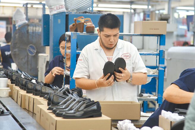 川普拟撤近岸外包，墨国台商需缓一年。图为正在工厂工作的墨西哥工人。（美联社）