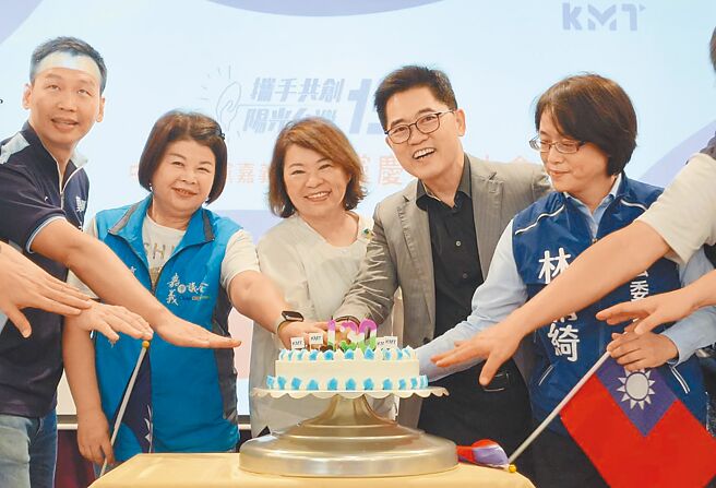 國民黨嘉義市黨部9日舉辦130周年黨慶活動，市長黃敏惠（中）、黨祕書長黃健庭（右二） 切蛋糕慶祝。（廖素慧攝）