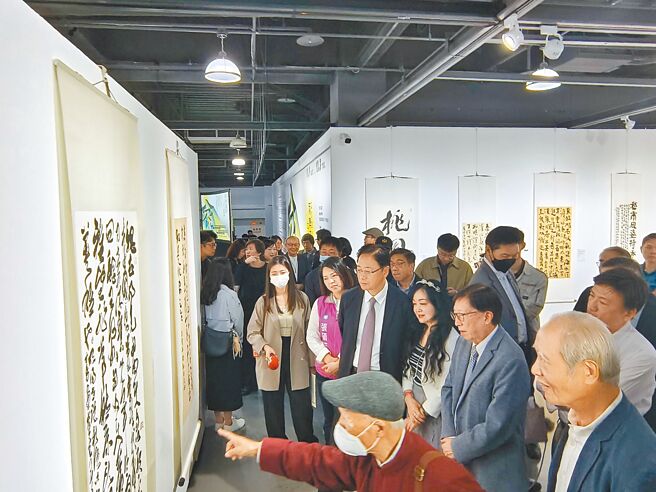 中華文化永續發展基金會所主辦的「2024兩岸漢字文化藝術節」有200件作品，以「三國」為主題展出，基金會董事長劉兆玄表示，希望以漢字為橋梁，跨越政治限制。（賴佑維攝）