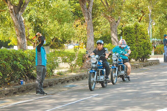林業及自然保育署台中分署9日展開為期2天的森林護管員甄試，考生盼能投入保護森林的行列。（李京昇攝）