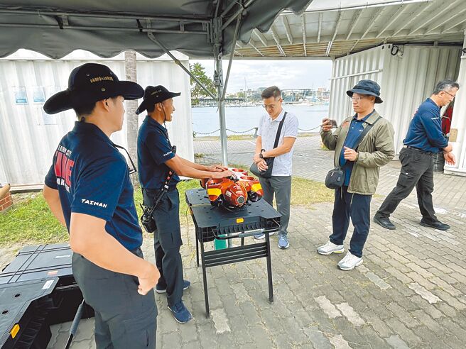 高雄市、金門縣消防局參觀台南市造價百萬的水下機器人操作演練。（台南市消防局提供／程炳璋台南傳真）