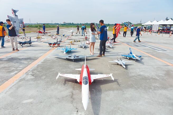 屏東縣無人機競賽活動，各式各樣的定翼機與直升機相當吸睛。（羅琦文攝）