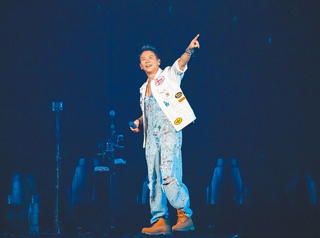 陶喆9日穿牛仔吊带裤加上白色外套帅气登台飙歌，嗨翻全场。（罗永铭摄）