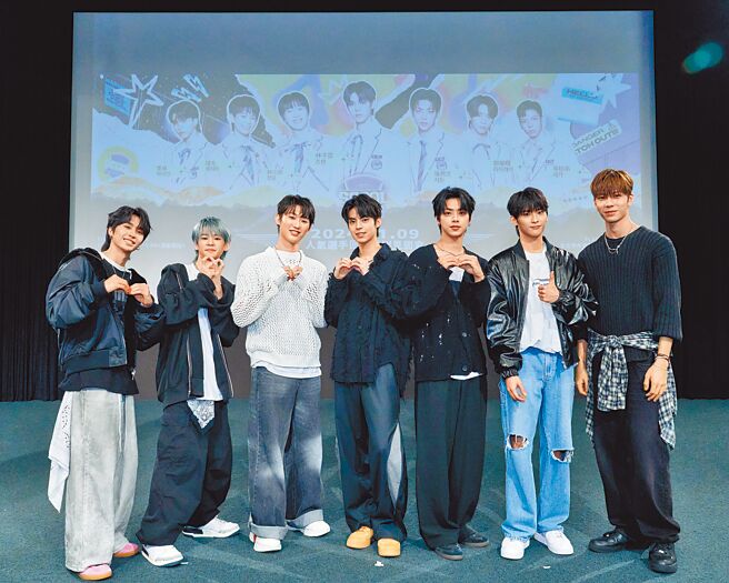 男團選秀節目《SCOOL》人氣選手萊恩（左起）、誠太、林川祐、林子宸、陳麒文、賴耀翔、陳柏佑，9日舉辦粉絲見面會。（天空娛樂提供）