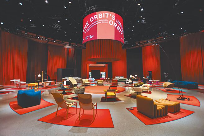 《The Orbit’s Orbit》展出65件義大利家具品牌的經典作品，參觀的民眾可以試坐體驗。（XELEVATION提供）