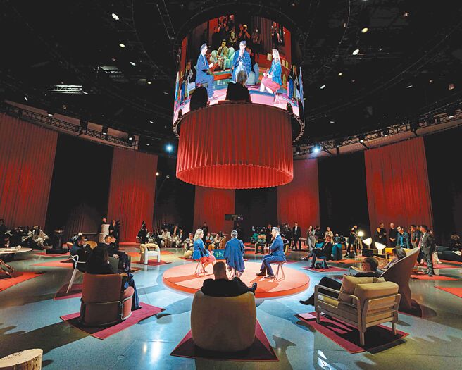 大會把參與論壇的講者身影投放在上方大螢幕，聽眾則自由坐在名家設計的椅子上，形式獨特。（Davide Colombino提供）