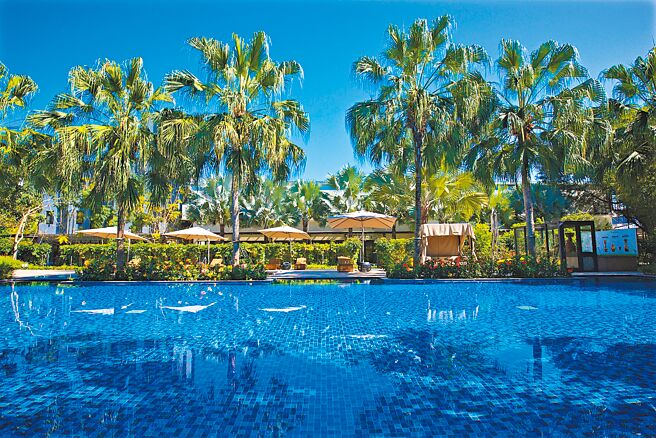 泳池后面的水疗池可让旅人放松身心。（花莲秧悦美地度假酒店提供）