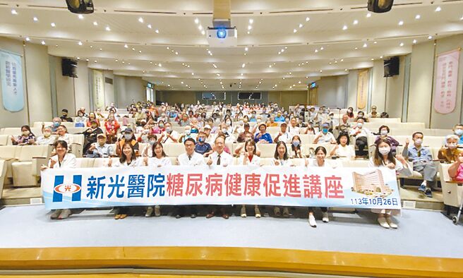 中时生活讲堂-新光健康讲座主题「聪明控糖 远离甜蜜负担」，新光医院内分泌科主任黄中研（前排左五）、江宜伦医师（前排左六）、健康管理部医疗副主任柳朋驰医师（前排左四）与民眾合影。（王盈文摄）