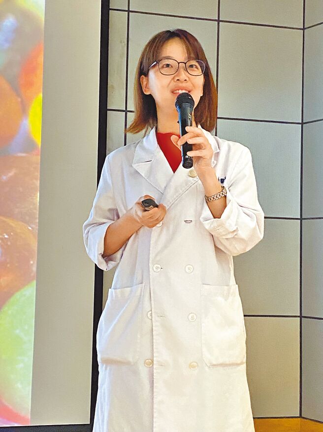 内分泌科江宜伦医师谈「糖尿病的甜蜜负担」，民眾互动热络，收穫满满。（王盈文摄）
