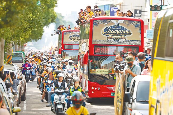 中信兄弟球團與台中市政府攜手合作9日舉辦「中信兄弟封王遊行感謝祭」，讓球員們向市民揮手致意。（杜宜諳攝）