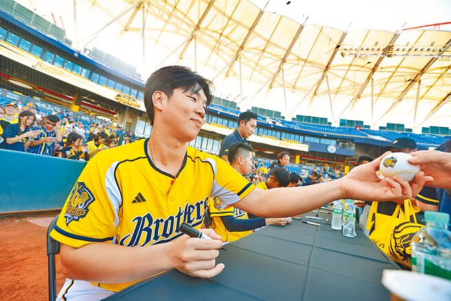 「中信兄弟封王游行感谢祭」，许多球迷前往让球员詹子贤签名。（资料照，杜宜谙摄）