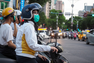 機車進待轉區要打方向燈？兩派人吵翻！交通部給正解