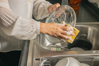 碗盤標籤除不掉 婆媽曝妙招：指頭一抹就乾淨