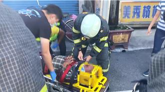 阿公馬路上彎腰撿東西 慘遭轎車撞擊受困車底