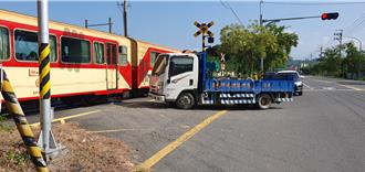 阿里山林鐵意外！小貨車闖平交道「後照鏡」擦撞列車  害延誤40分