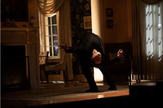 羅素克洛「過氣」扮神父驅魔 180度下腰嚇壞工作人員