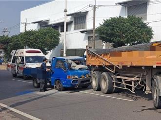 駕駛貨車追撞砂石車 車頭毀阿北受困車內