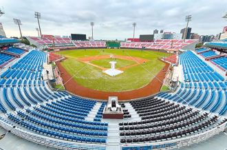 桃園棒球場外野紅座椅褪色 體育局要求廠商全換新