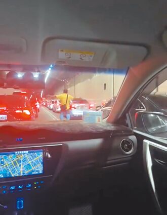 基隆路施工 地下道狂塞1小時