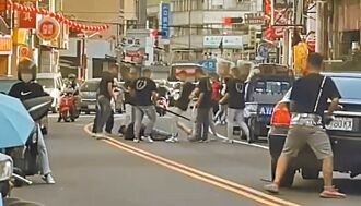 鹿港凤山寺安座遶境 阵头起争执打成一团