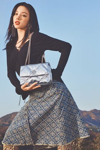 宋雨琦拎TORY BURCH包展時尚