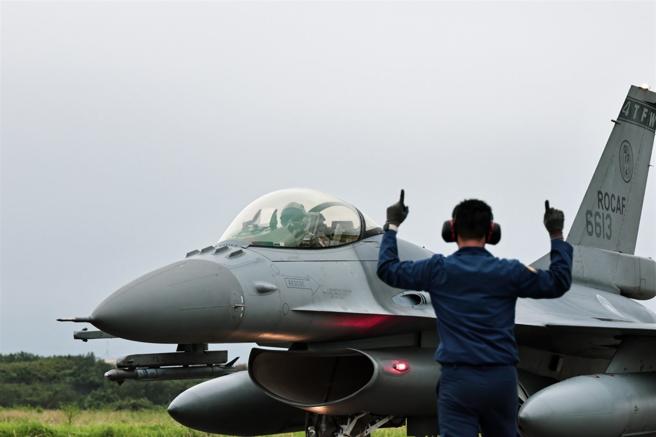 「防空拦截暨AGTS射击」主要考验飞行员在接获命令后，于规范时限内紧急起飞，达成防空拦截或驱离敌机任务。（记者谢承宏摄）