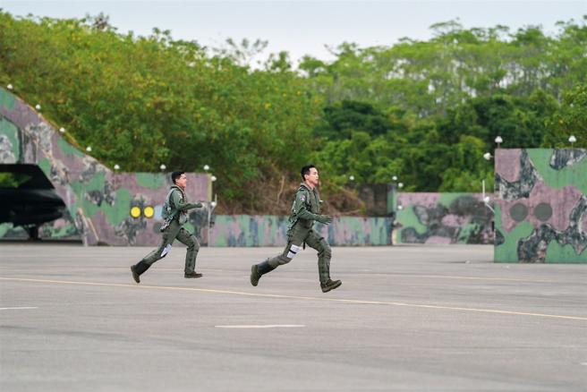 飞行员在获令后展开紧急起飞程序，验证临战应变能力。
（记者谢承宏摄）