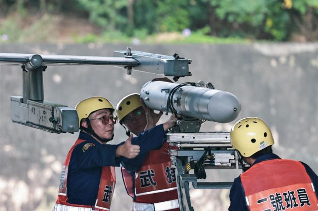  潜力装挂竞赛团队依序将AIM-120中程空对空等弹药装挂于战机发射架，动作迅速确实，充分展现地勤团队的专业能力。（记者谢承宏摄）