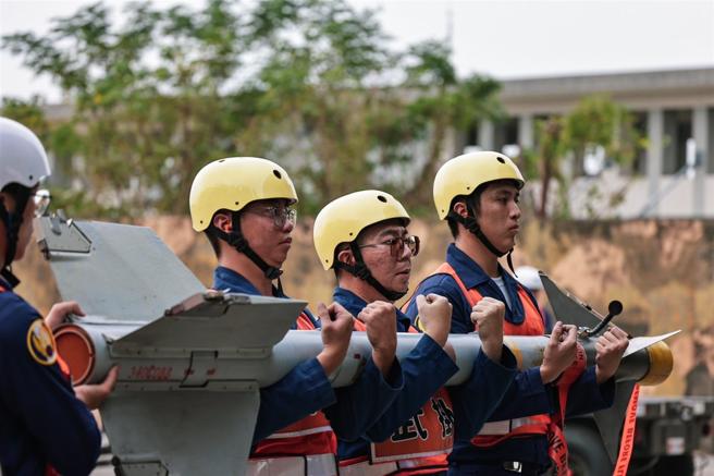 官兵以徒手搬运方式，将飞弹安装至发射架完成装挂，一连串繁琐紧凑的作业过程中，彰显空军捍卫领空的决心与实力。
（记者谢承宏摄）