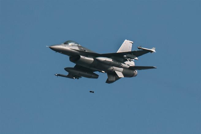 飞行员操作F-16战机飞抵目标区，以小角度基本炸射航线投放BDU-33训练弹，投弹后抵达拉升点爬升脱离，考验飞行员战技。（记者谢承宏摄）