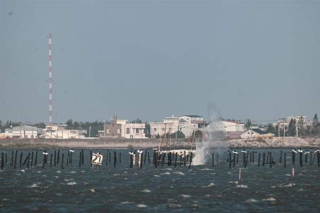 「25磅训练弹投掷」除考验飞行员低空飞行战技，更要精准掌握落弹时间点，展现空军健儿坚实战力。
（记者谢承宏摄）