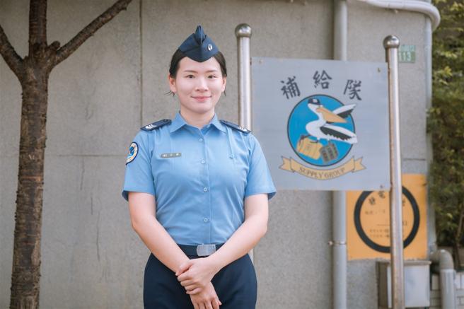 仓储士刘子华中士。（记者陈怡璇摄）