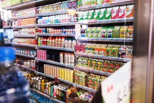 超商冷藏柜上的饮料品项多元，不少名店或手摇店也会特别开发包装饮品进入通路贩售。（示意图：shutterstock／达志）