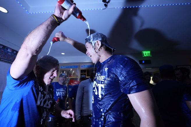 道奇一壘指導員馬卡拉(左)與大谷翔平。（美聯社資料照）禁止酒駕，飲酒過量有礙健康。