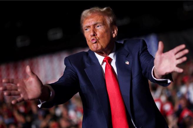 川普（圖）表態，不會邀請前駐聯合國大使海莉與前國務卿蓬佩奧入閣。（路透社）