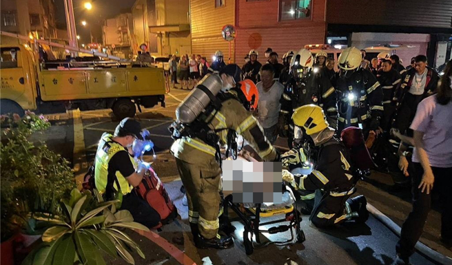 屏东凌晨4时许发生火警，一外已逃出屋外的男子，为救爱猫又衝回屋内，被发现时已无生命徵象。（屏东县消防局提供／罗琦文屏东报导）