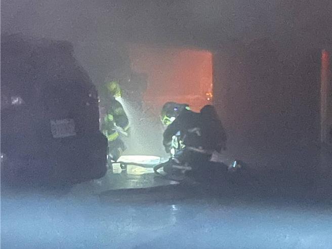 屏东凌晨4时许发生火警，消防人员赶往抢救。（屏东县消防局提供／罗琦文屏东报导）