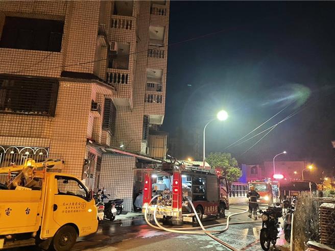 屏东凌晨4时许发生5楼透天住宅火警，消防人员赶往抢救。（屏东县消防局提供／罗琦文屏东报导）