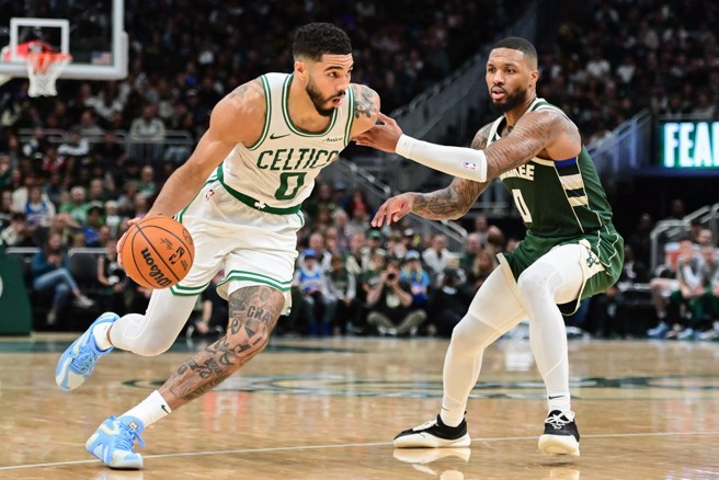 塔图(左)轻松闪过利拉德的防守。(路透)