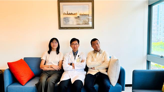 陽明交大醫學系系主任楊智傑（中）與論文第一第二作者腦科所碩士陳亭瑜（右）與朱俊鼎博士，他們藉由數學模型揭阿茲海默症大腦結構。（陽明交大提供／林志成台北傳真）