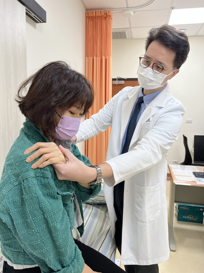 美国职棒明星大谷翔平唇关节撕裂伤接受关节镜手术成为新闻焦点，三重宏仁医院运动医学科主任田德敏师承荣总运动医学权威医师，已能完美掌握这种难度颇高的关节镜手术。（林金池摄）