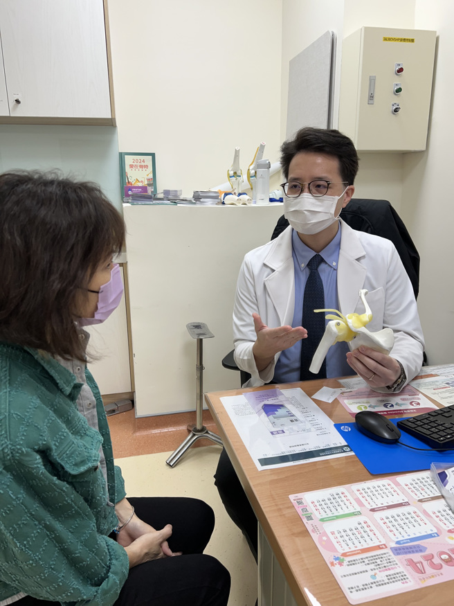 留美背景的王德敏医师专精肩膀肌腱撕裂、惯性肩膀脱臼、膝关节前十字韧带断裂、关节软骨或半月板破裂等疑难杂症，也是少数可以提供全英文医疗临床服务的医师，吸引不少外籍人士指定看诊。（林金池摄）